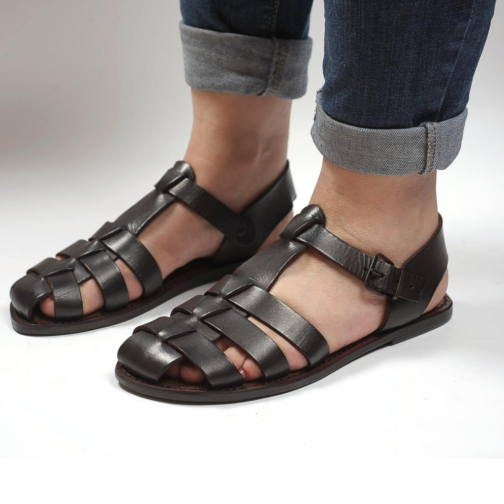 Sandalias planas marrón oscuras para las mujeres reales de cuero hecho a mano en Italia