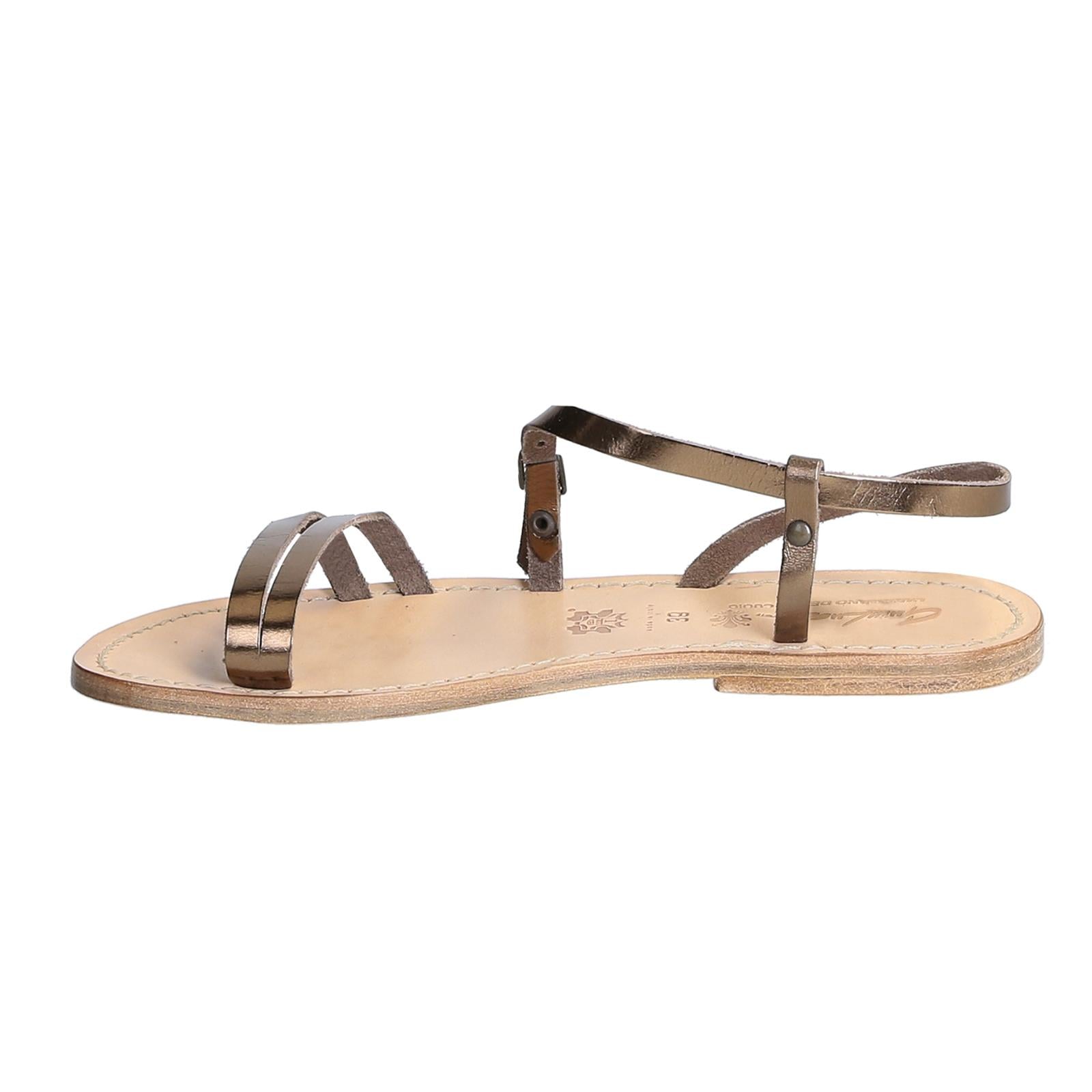 Sandali schiava bassi da donna in pelle laminata bronzo