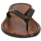 Sandalias hechas a mano de cuero marrón oscuro de las mujeres