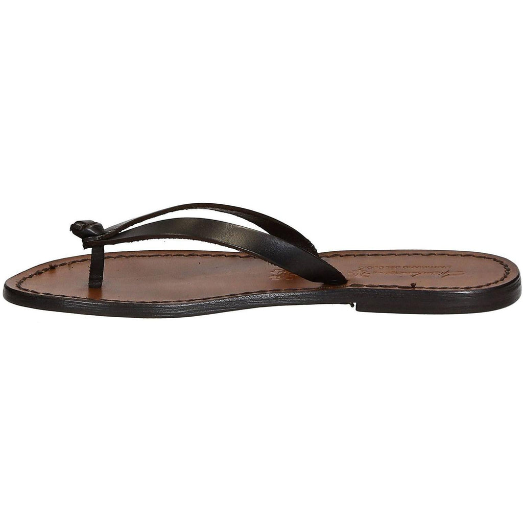 Sandalias hechas a mano de cuero marrón oscuro de las mujeres