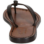 Sandalias hechas a mano de cuero marrón oscuro de las mujeres