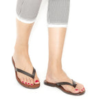 Sandalias hechas a mano de cuero marrón oscuro de las mujeres