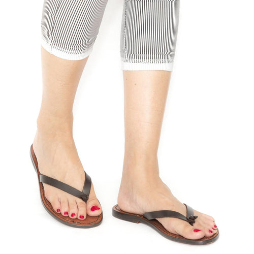 Flache handgearbeitete Riemchen-Sandalen für Frauen aus dunkelbraunem Leder