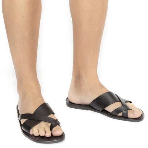 Hand gefertigte Sandalen mit schwarzen Lederriemen um den großen Zeh und Ledersohle