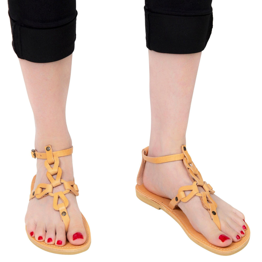 Sandali infradito da donna con lacci incrociati fatti a mano in pelle di vitello nude