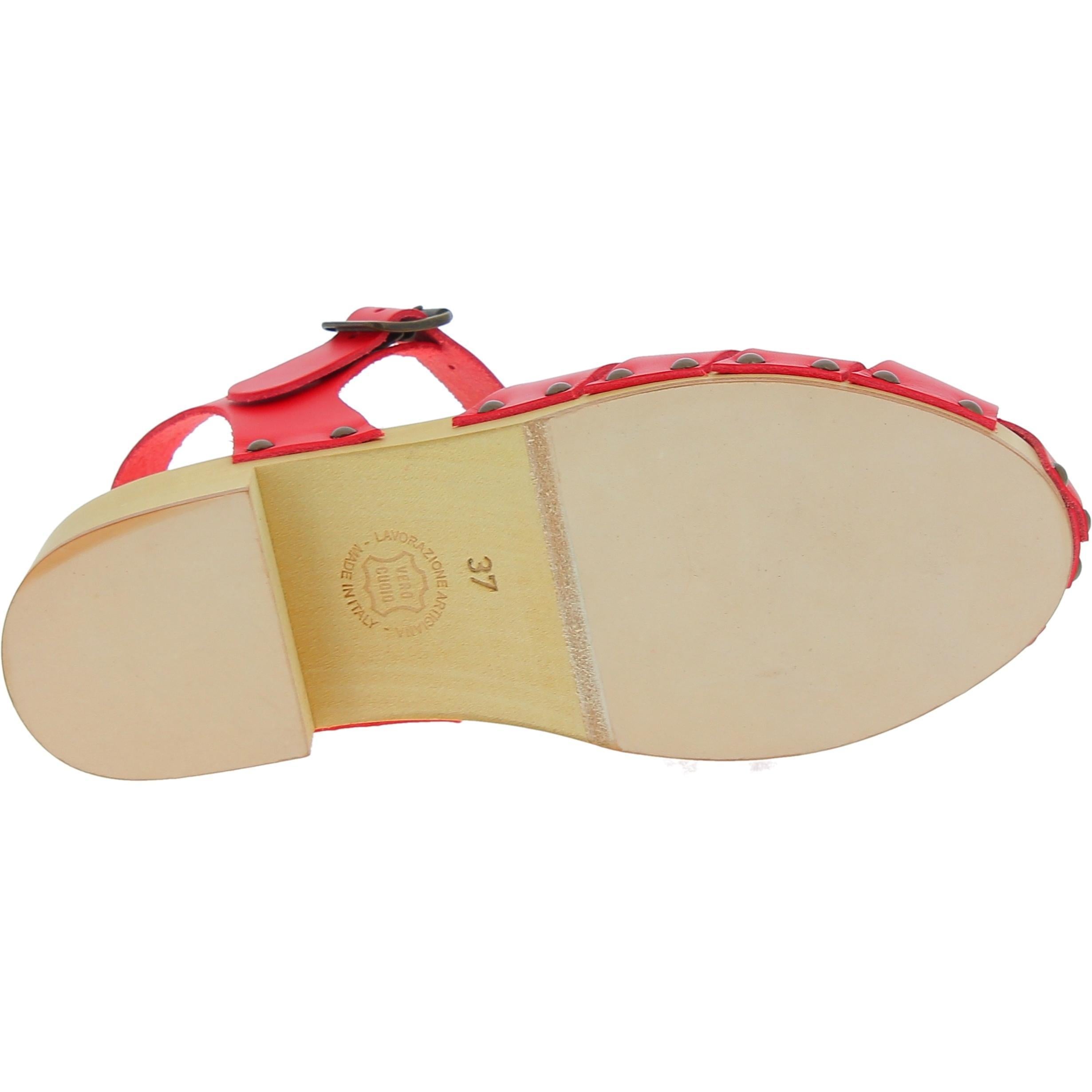 Zoccoli da donna in legno artigianali con tomaia a gabbia in pelle rossa