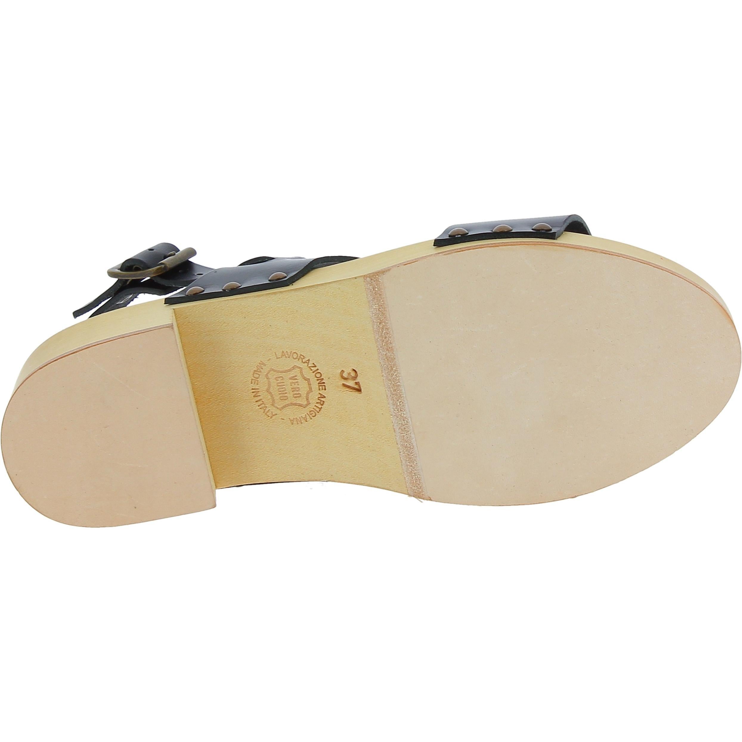 Zoccoli in legno con tacco con fasce in pelle nera