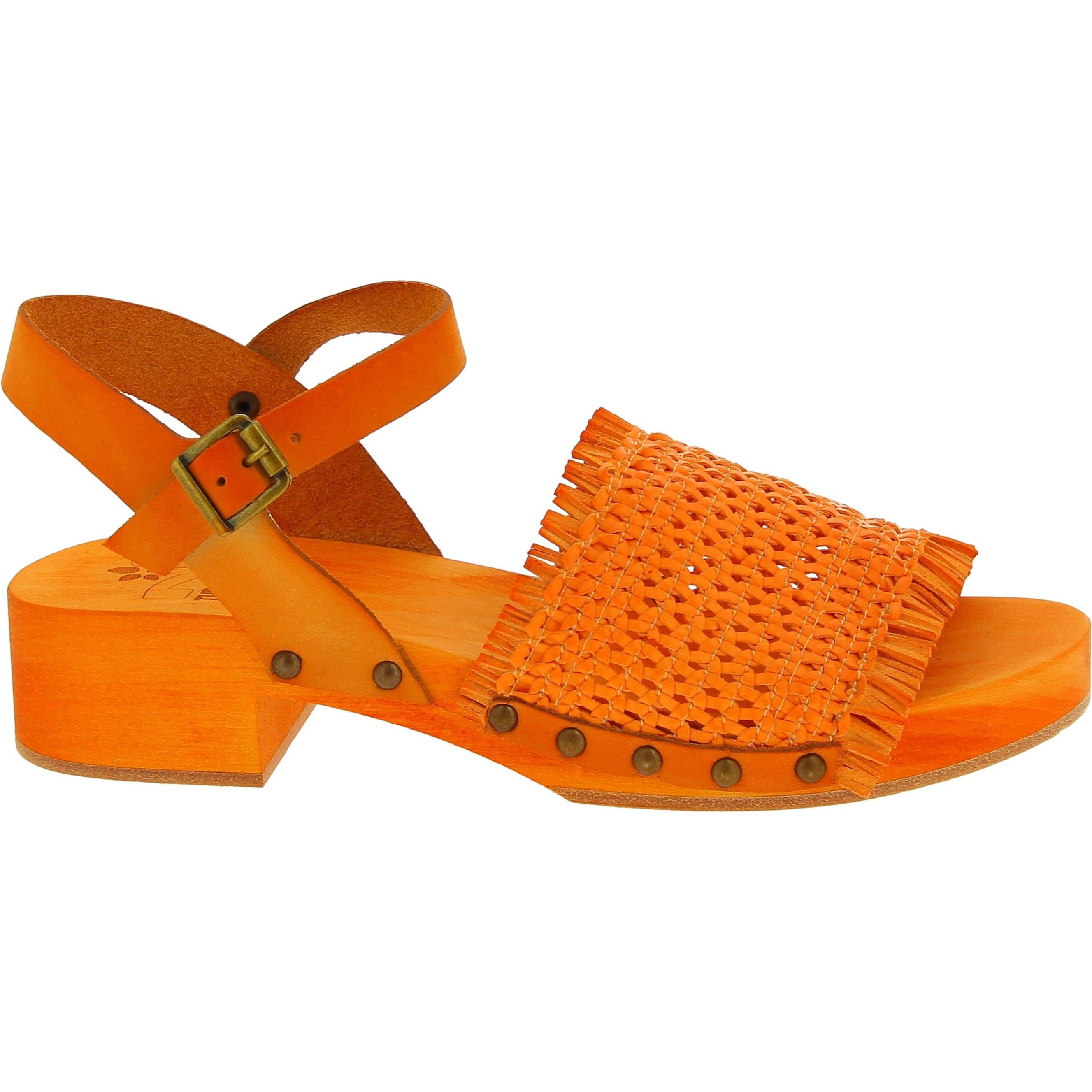 Zoccolo da donna arancio in legno con fascia in vera pelle intrecciata