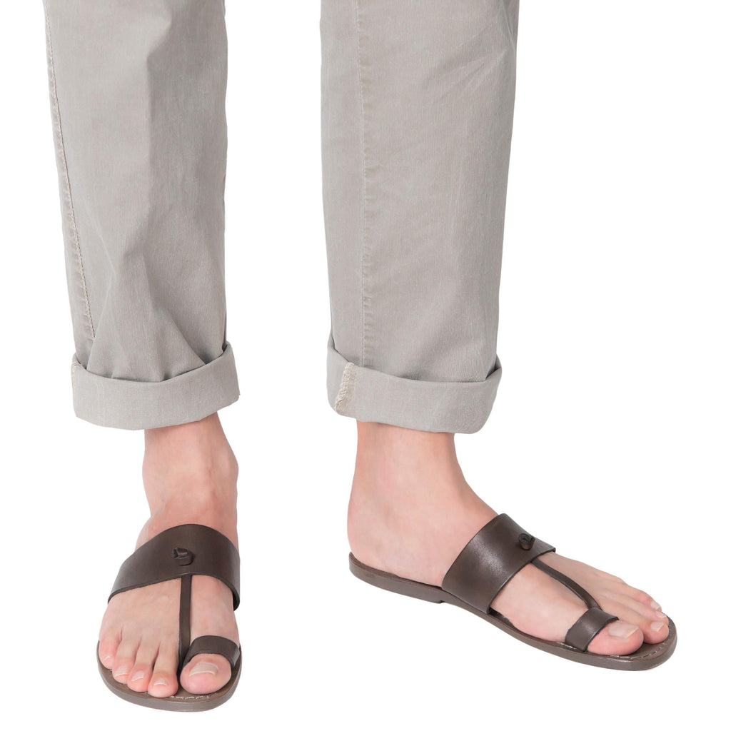 Ciabatte infradito da uomo in pelle color fango fatti a mano