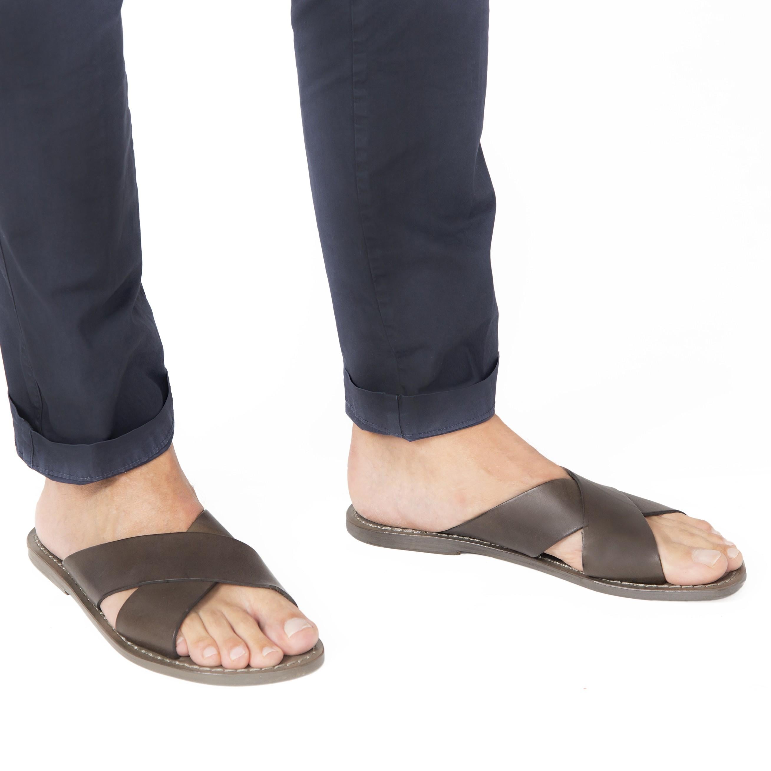 Ciabatte uomo in pelle color fango realizzate a mano in Italia