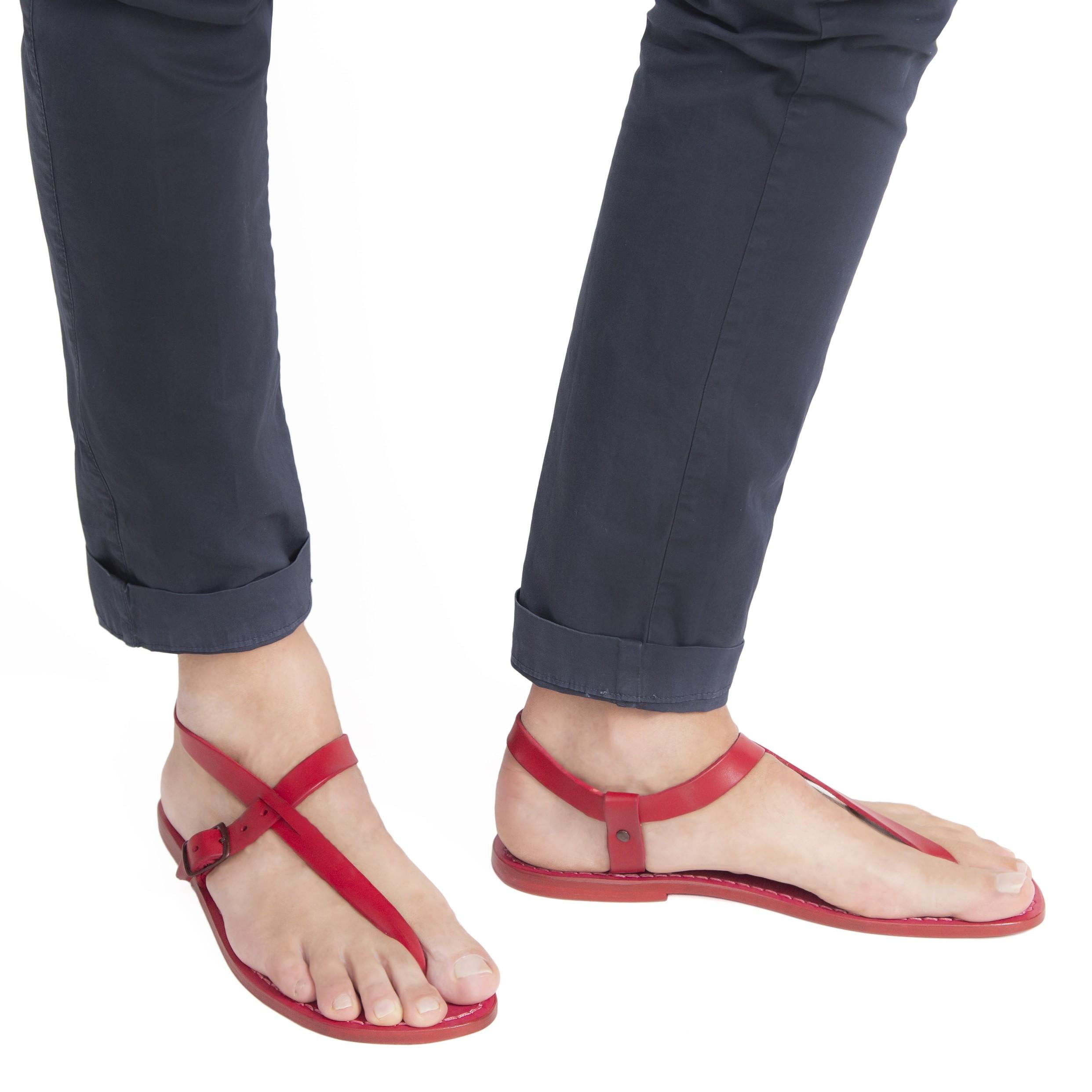 Sandali infradito in cuoio rosso fatti a mano
