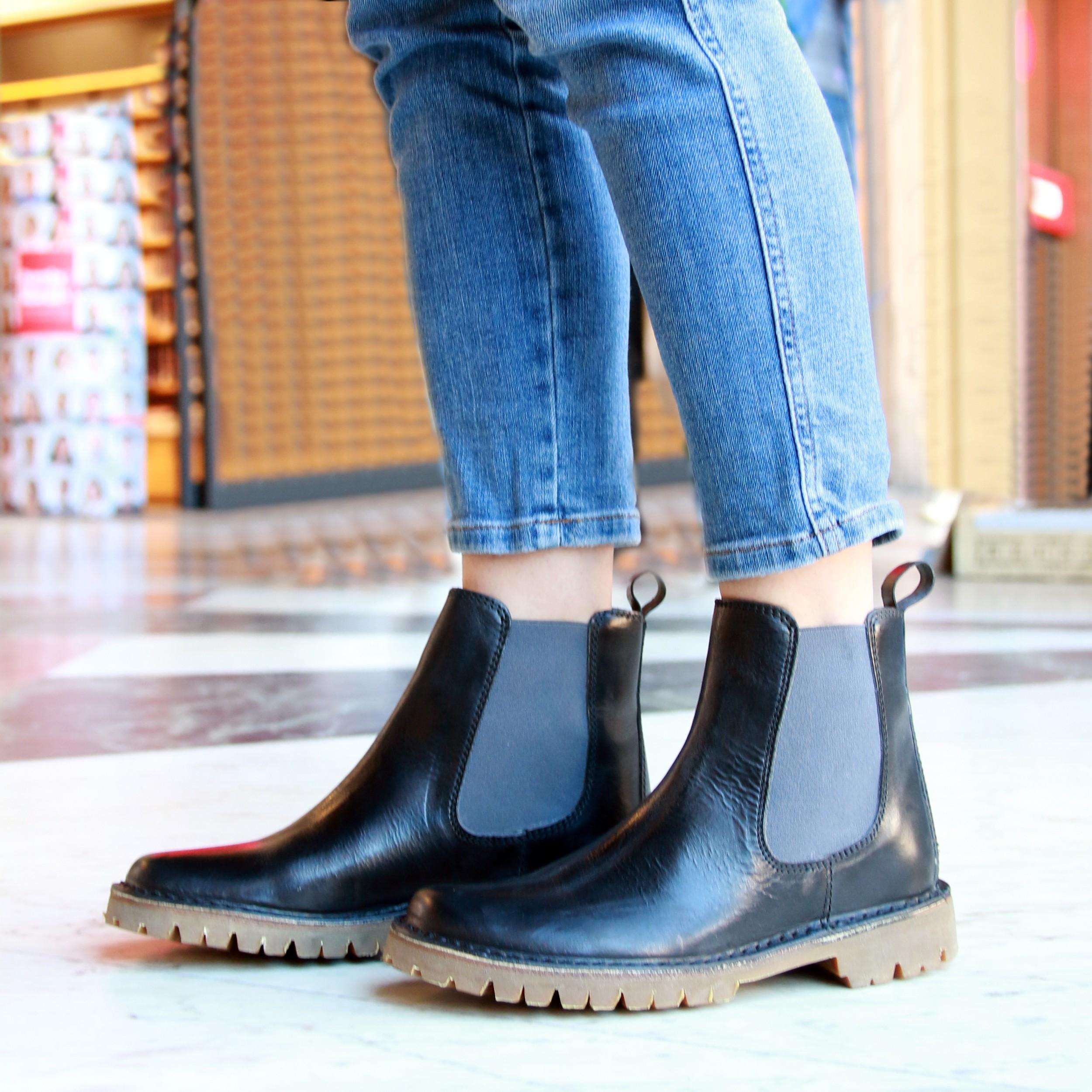 Stivaletti chelsea donna neri in pelle con suola Vibram artigianali