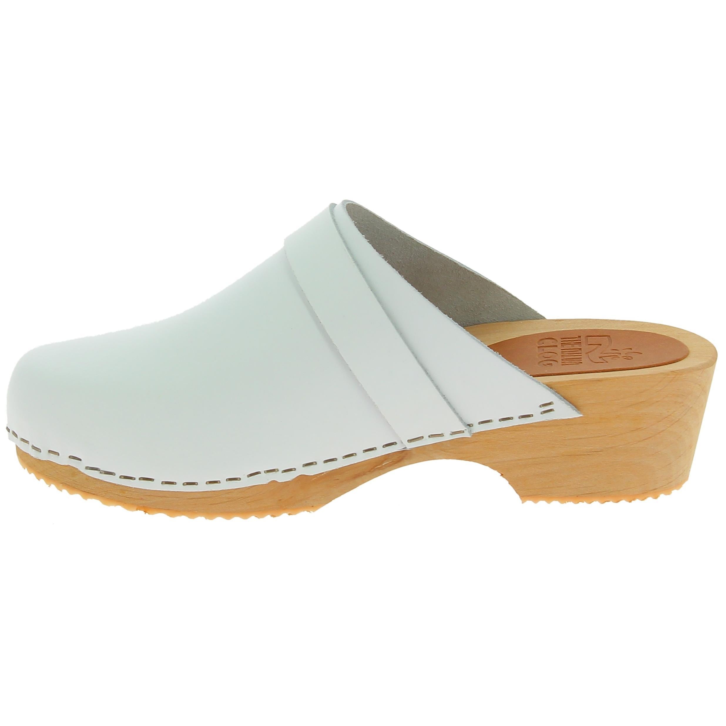 Zoccoli in legno artigianali da donna con tomaia chiusa in pelle bianca