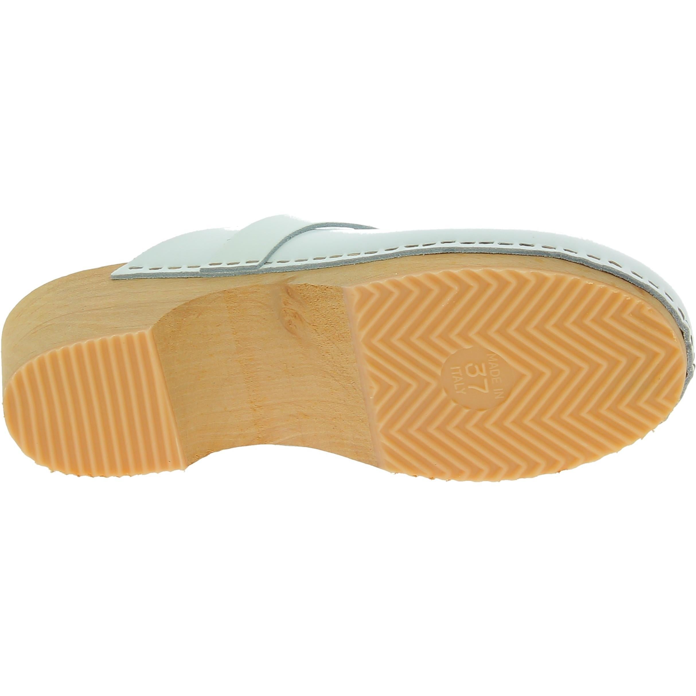 Zoccoli in legno artigianali da donna con tomaia chiusa in pelle bianca