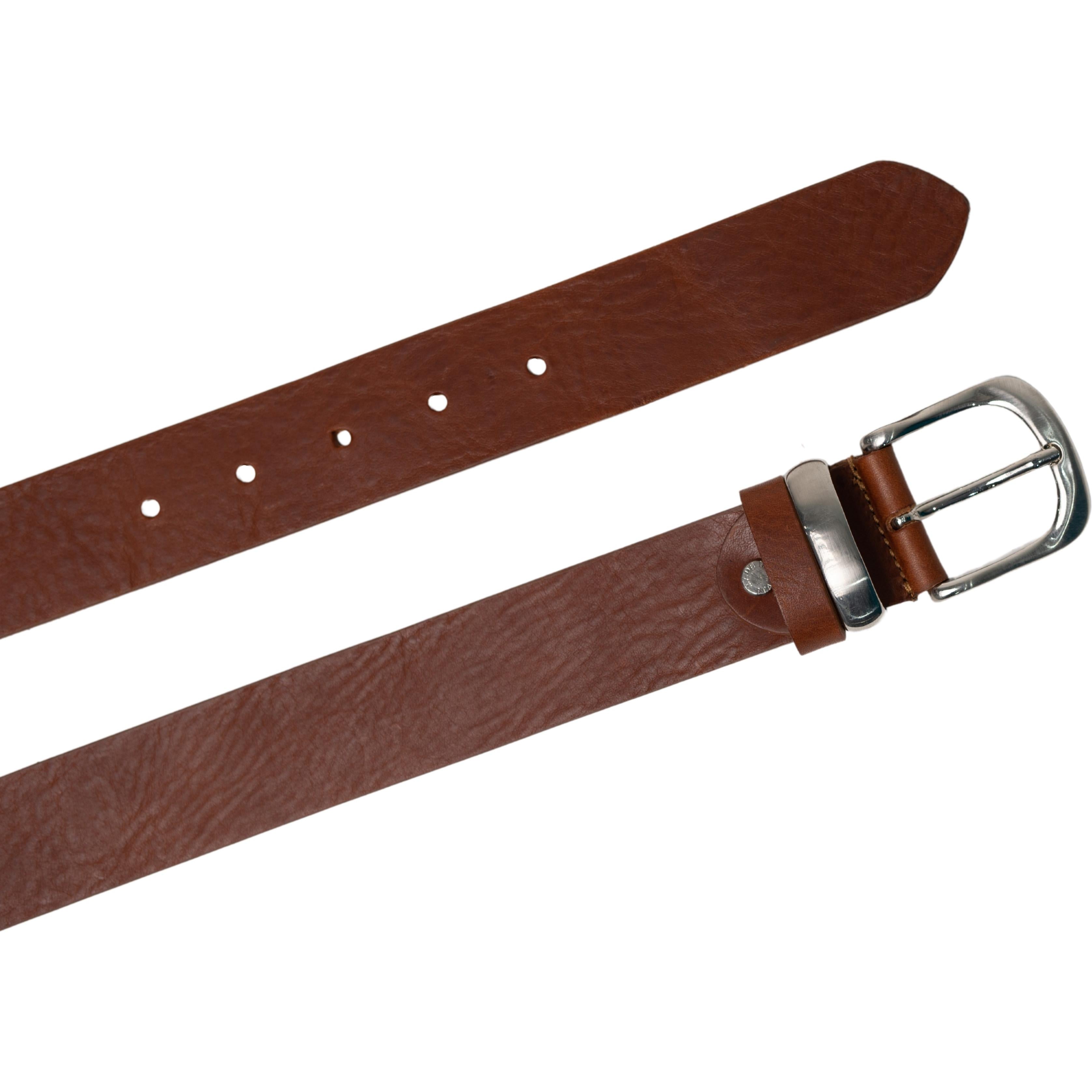 Cintura in pelle color cuoio con fibbia e passante in metallo