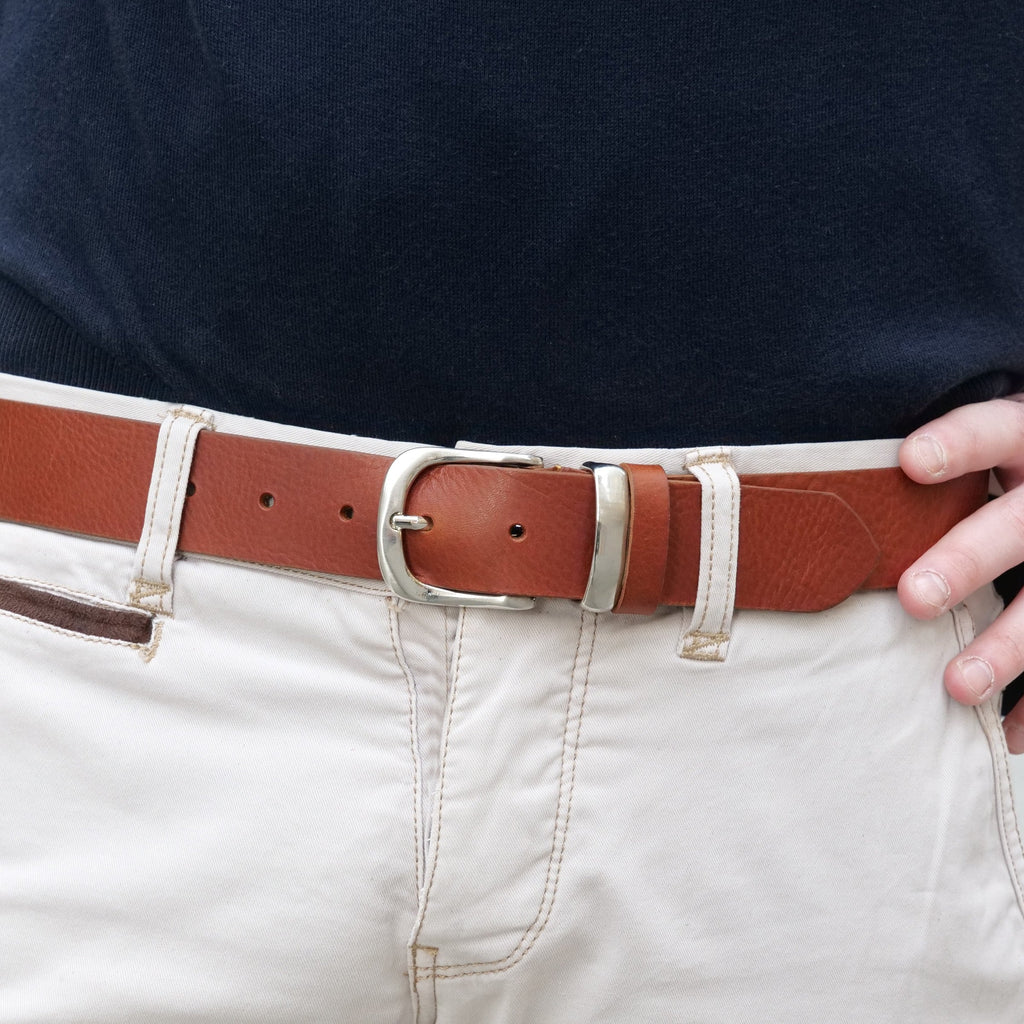Cintura in pelle color cuoio con fibbia e passante in metallo