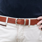 Cintura in pelle color cuoio con fibbia e passante in metallo