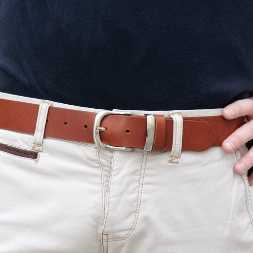 Cintura in pelle color cuoio con fibbia e passante in metallo