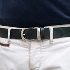 Cintura in pelle nera con fibbia e passante in metallo