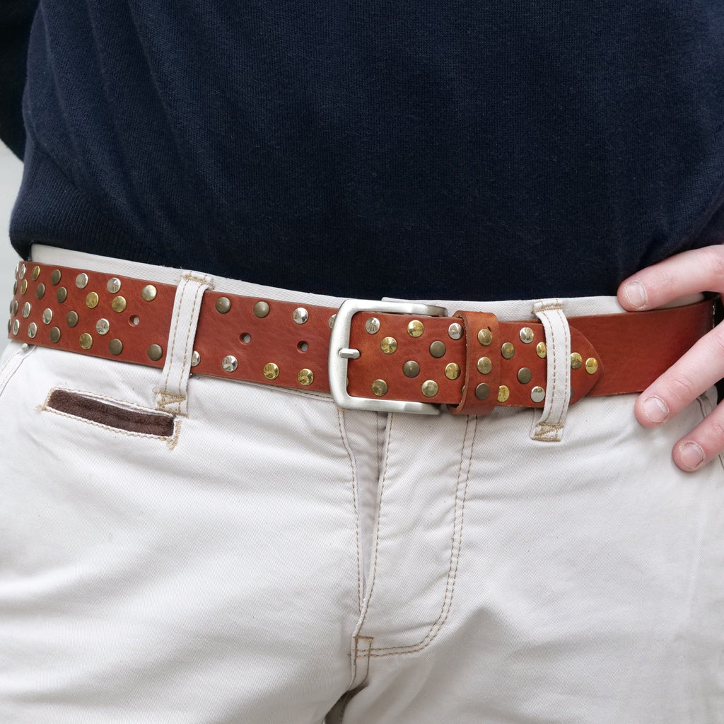 Cintura in cuoio con borchie in metallo unisex