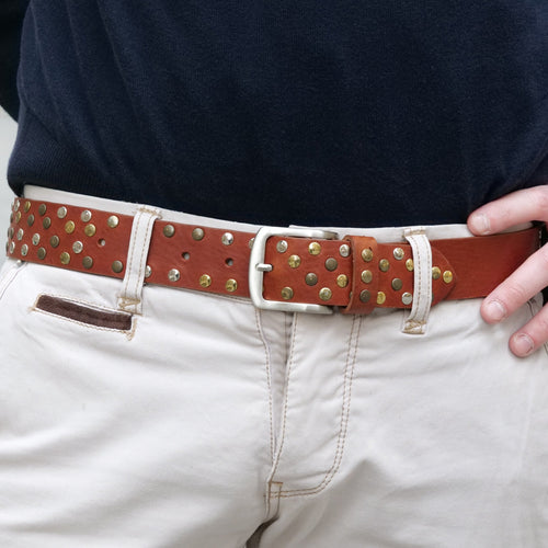 Cintura in cuoio con borchie in metallo unisex