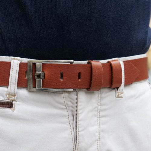 Cintura in cuoio con fibbia rettangolare con ardiglione piatto