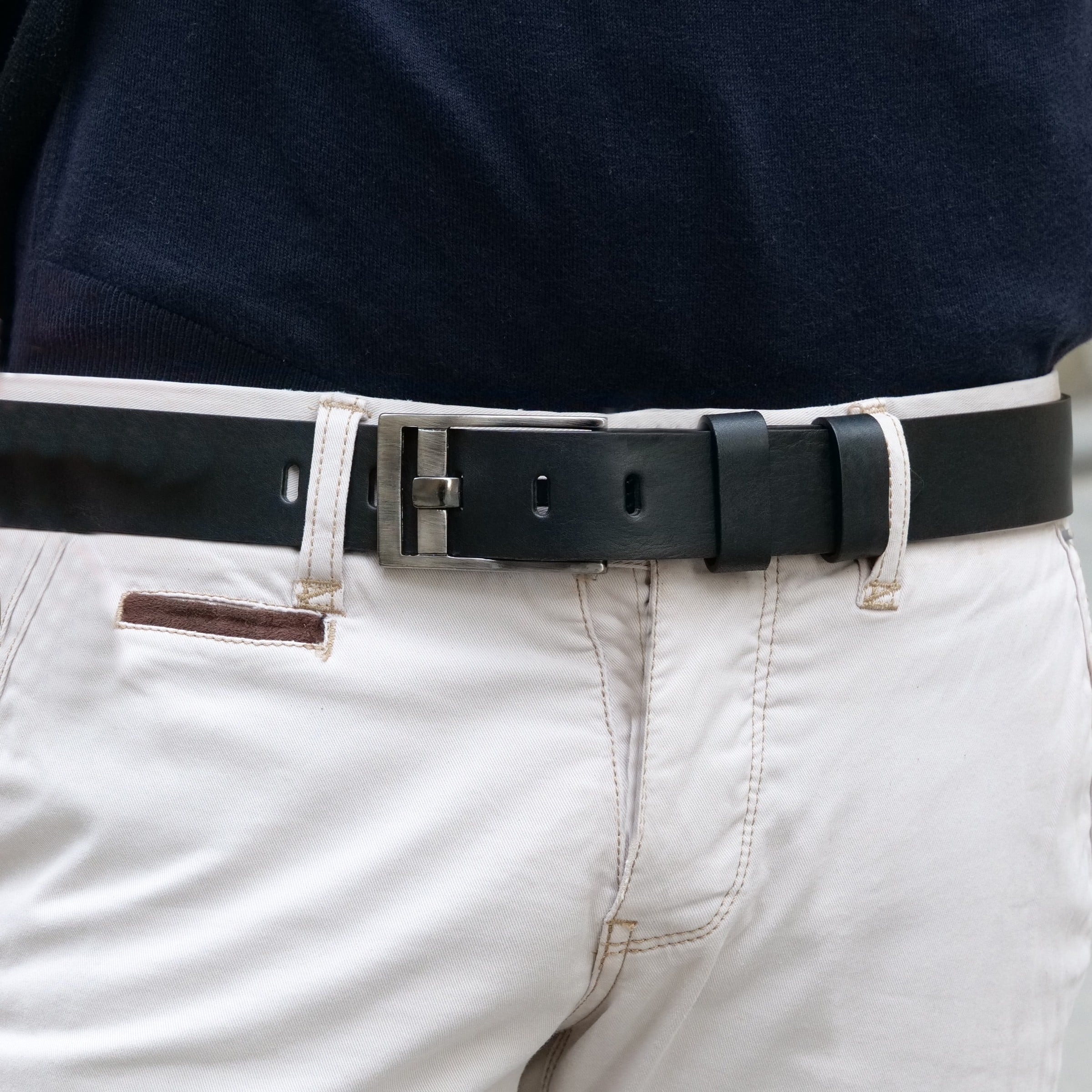 Cintura in pelle nera fibbia rettangolare con ardiglione piatto