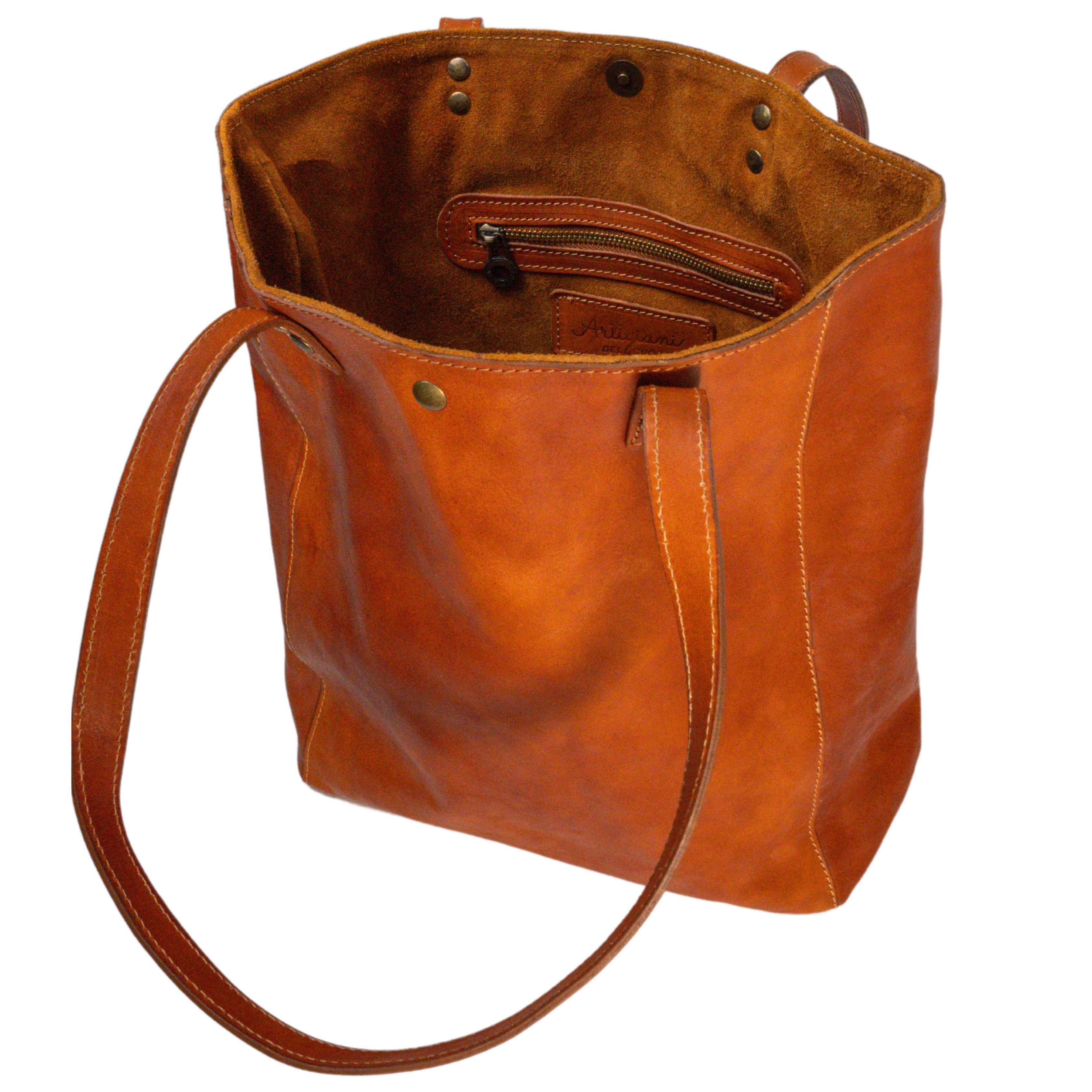Shopping bag in pelle color cuoio realizzata a mano in Toscana