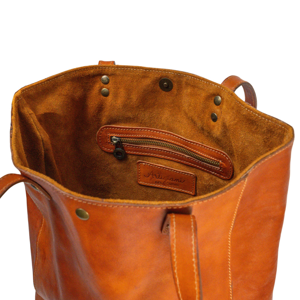 Shopping bag in pelle color cuoio realizzata a mano in Toscana