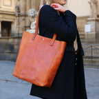 Shopping bag in pelle color cuoio realizzata a mano in Toscana