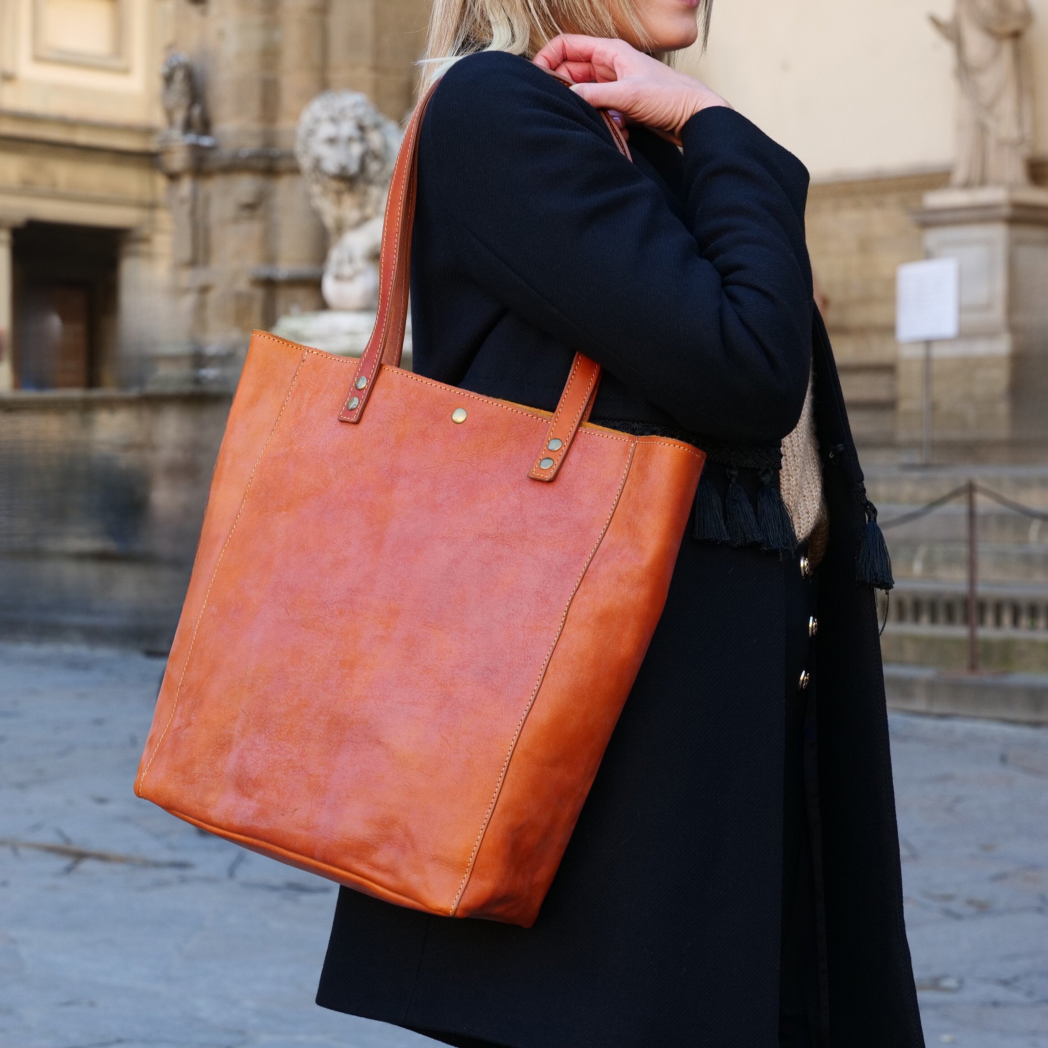 Shopping bag in pelle color cuoio realizzata a mano in Toscana