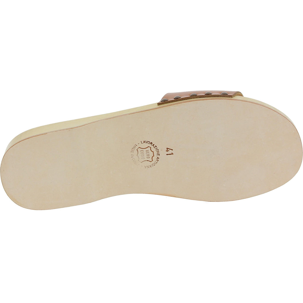 Zoccoli in legno da uomo con fascia in pelle color cuoio